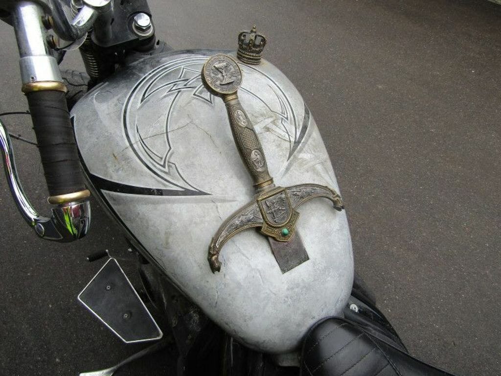 Schwert und Krone – Polizei stoppt Custombike 29 Custombike mit Schwert