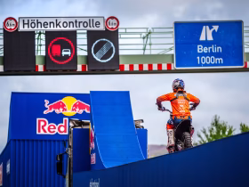 luc ackermann red bull bridge traverse fmx sprung autobahn
