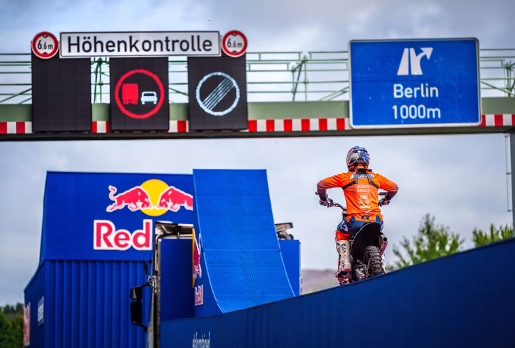 luc ackermann red bull bridge traverse fmx sprung autobahn